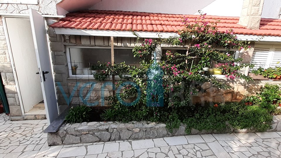 Otok Krk, okolica Dobrinja, vrstna hiša z vrtom in garažo