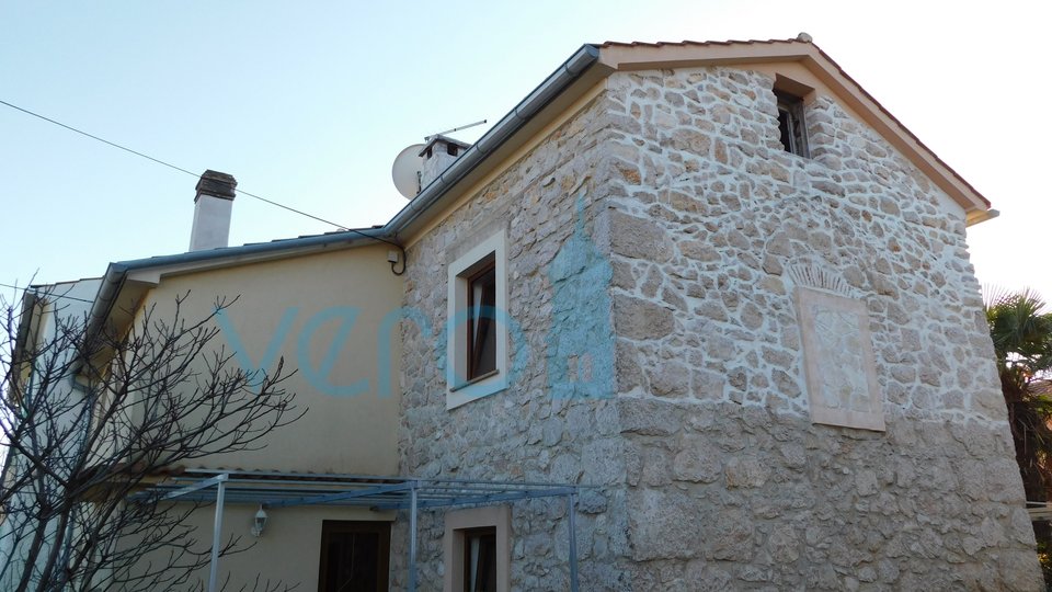 Dobrinj, otok Krk, okolica, autohtona kamena kuća sa bazenom i okućnicom