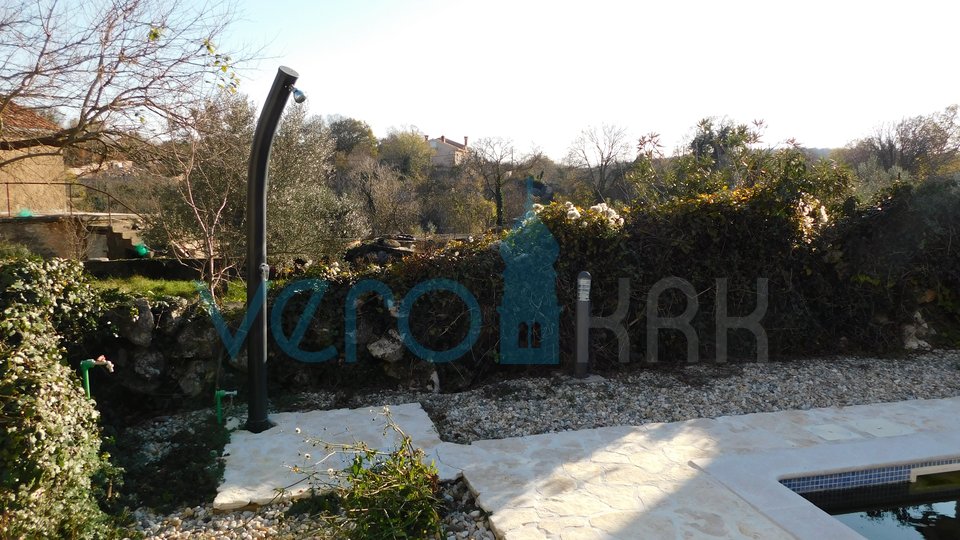 Dobrinj, otok Krk, okolica, avtohtona kamnita hiša z bazenom in vrtom