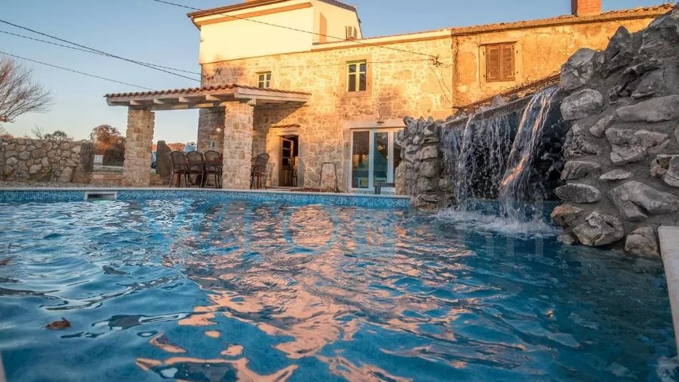 L'isola di Krk, Vrbnik, dintorni, casa in pietra con piscina e giardino paesaggistico