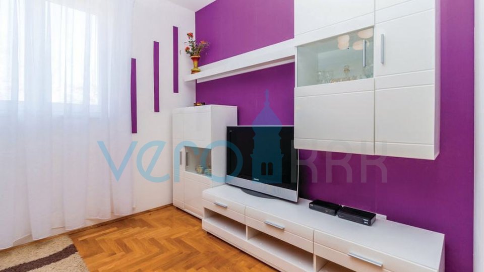 Otok Krk, Čižići, udoban trosoban apartman u prizemlju sa okućnicom 154 m2