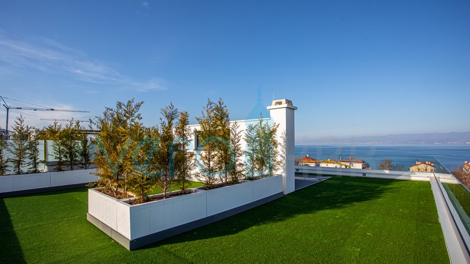 Malinska, otok Krk, ekskluzivni apartman na drugome katu sa krovnom terasom i panoramskim pogledom na more