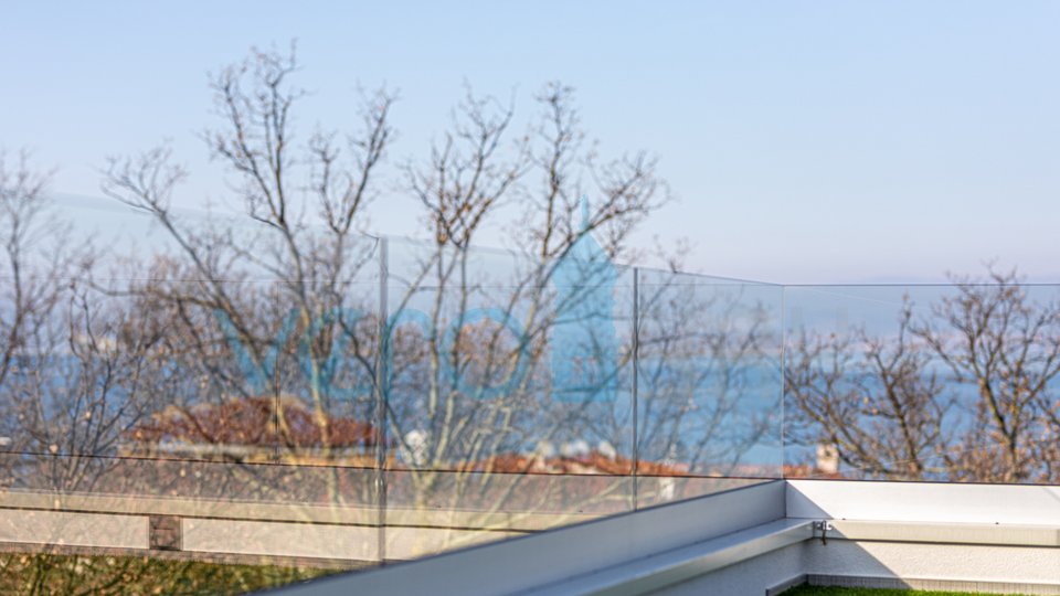 Malinska, otok Krk, ekskluzivni apartman na drugome katu sa krovnom terasom i panoramskim pogledom na more