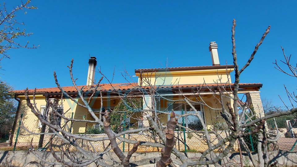City of Krk, wider surroundings, newer detached house with two apartments and a garden
